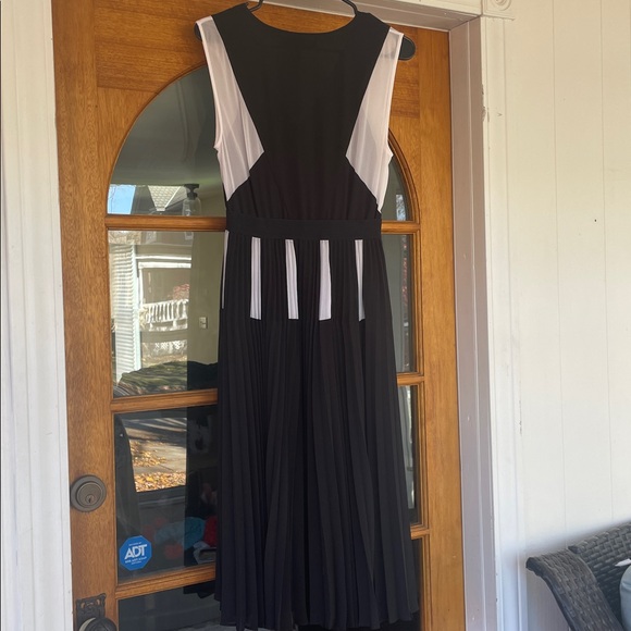 Bcbgmaxazria Black and white pleated dress size small - Picture 5 of 6